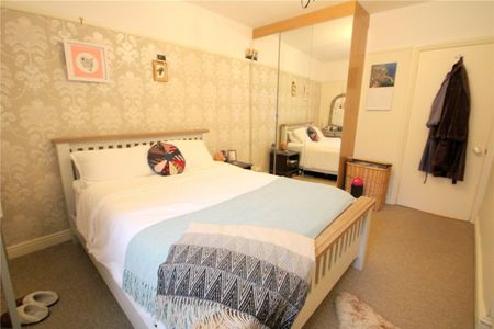 Cleeve Court, - Photo 3