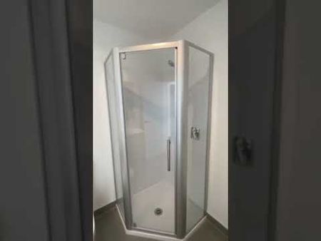 Modern Townhouse – Stylish, Sunny & Low Maintenanc - Photo 5