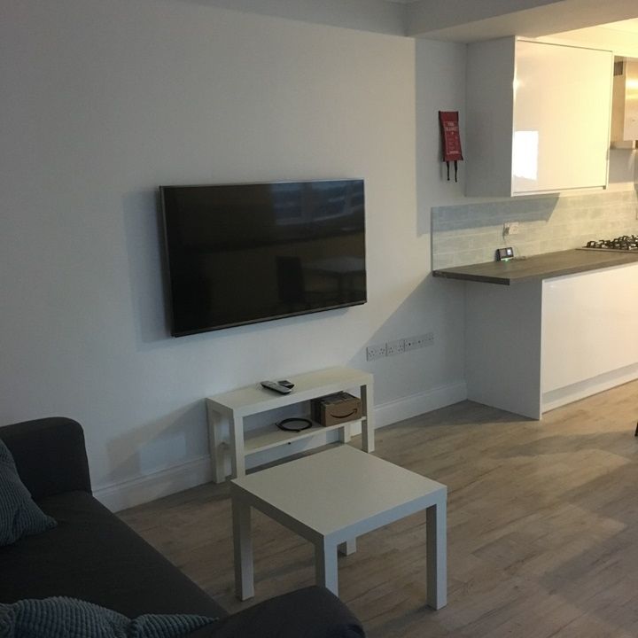 5 Bed Semi-Detached House, Broadlands Road, SO17 - Photo 1