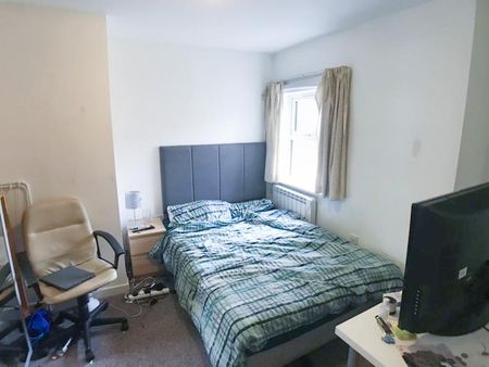 3 bedroom flat to rent - Photo 2