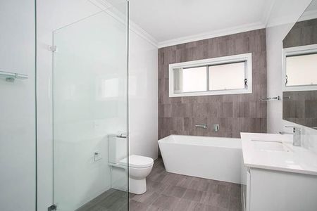 MODERN 4 BEDROOM HOME WITH DOUBLE GARAGE - Photo 2