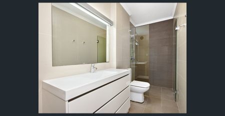 Expansive Town Home - Photo 5