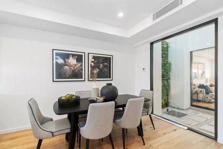 Stunning Designer 4 Bedroom Townhouse with LUG, Ultra Convenient Location, 9 Month Lease - Photo 2