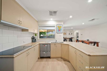Spacious Family Home in the Heart of Gungahlin - Photo 5