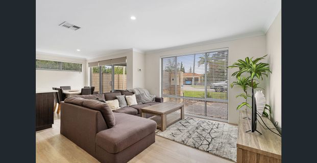 Fully furnished 3 x 2 immaculate townhouse - Photo 1