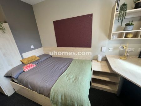 Large Ensuite: Three Bed Flat - Photo 2