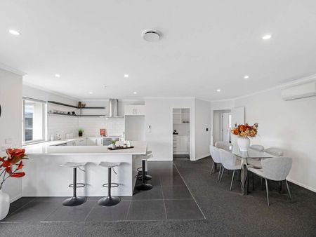 Executive Four Bedroom Family Home! - Photo 4