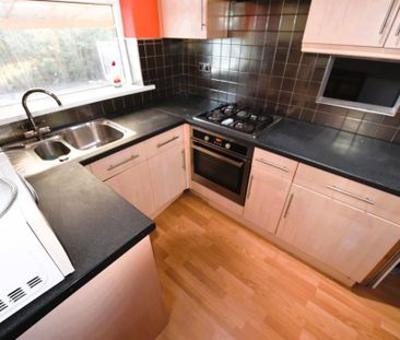 3 bedroom House in Eden Crescent Bed), Leeds - Photo 3