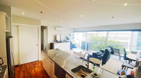 Inner-city oasis at the iconic Auckland Viaduct - Photo 2