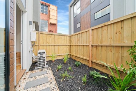 Stunning, brand new, CBD fringe - Photo 2