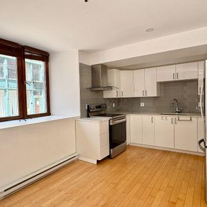 Stunning renovated loft-style 2 bd apartment in OLD MONTREAL - Photo 2