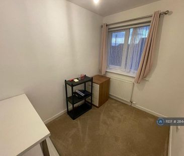 4 bedroom semi-detached house to rent - Photo 3