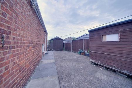 3 bedroom semi-detached house to rent - Photo 2
