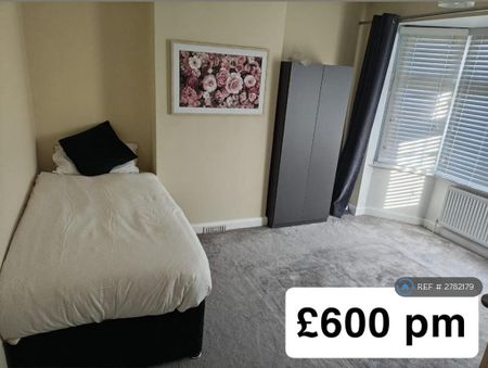 1 bedroom in a house share to rent - Photo 2