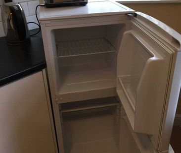Price £680 pcm - Available Now - Part Furnished - Photo 4