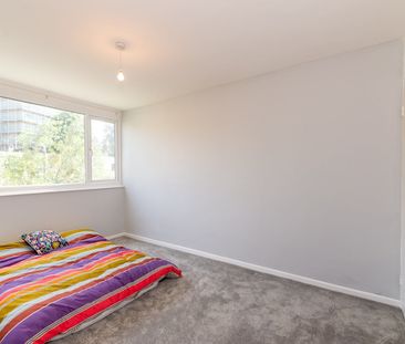 4 Bed Semi-Detached House, Swanwick Close, SW15 - Photo 2