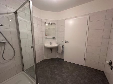 Stuhr: TOP renovierte 2 Zimmer Whg., neue EBK, großem Balkon, TG-Stellplatz, Fahrstuhl, barrierefrei - Photo 4
