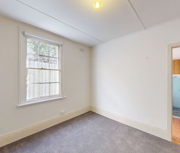 Charming Victorian Cottage with Country Ambience on Leafy Errol Street - Photo 2