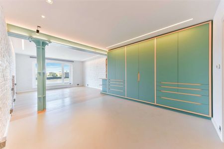 A superb, recently refurbished apartment set within a beautifully restored Listed Building on historic Narrow Street. - Photo 5