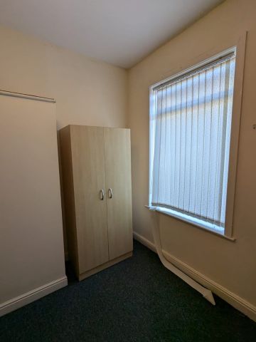 Room in a Shared House, Cromwell Road, M6 - Photo 4