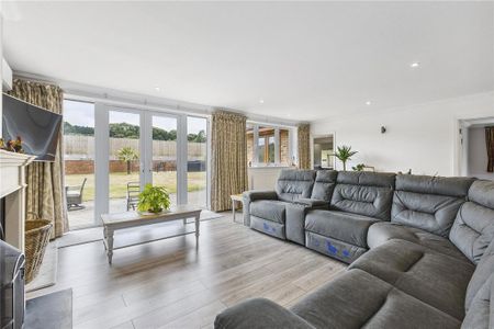 6 bedroom detached house to rent - Photo 2