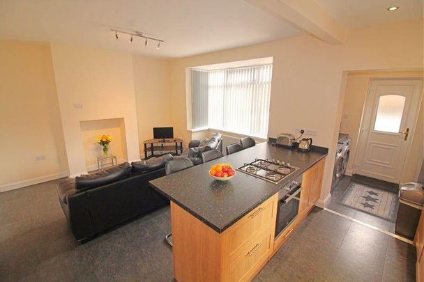 1 bedroom in a house share to rent - Photo 1