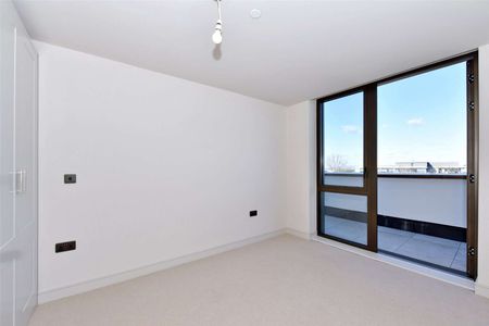 Stunning three bedroom penthouse with panoramic views. - Photo 3