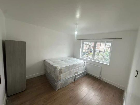 6 Bedroom 2 Bathroom Apartment - Photo 1