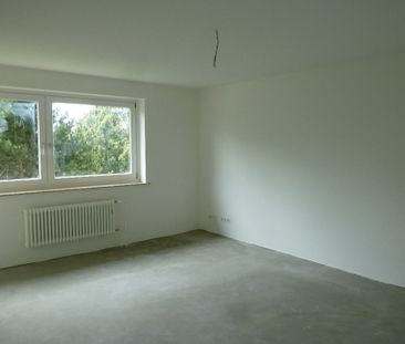 Moderne Wohnung mit Design-Bodenbelag und Einbauküche - Photo 1