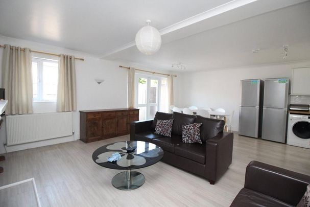 5 bedroom detached house to rent - Photo 1