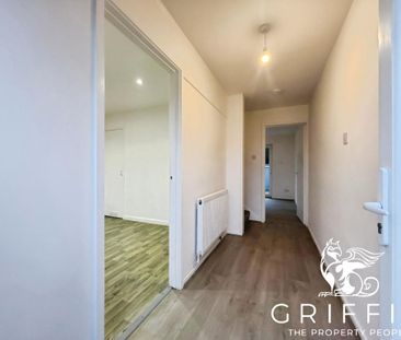 Markhams Chase, Basildon, SS15 - Photo 3