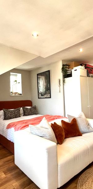 Milman Road, Berkshire Milman Road, Berkshire - Photo 1