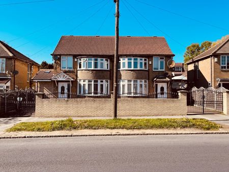 4 Bed Semi-Detached House, Easterly Road, LS8 - Photo 2