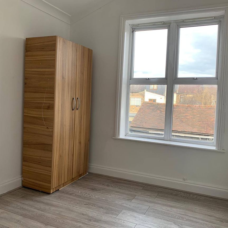 Medium size bedroom close to ilford station £750 pcm - Photo 1