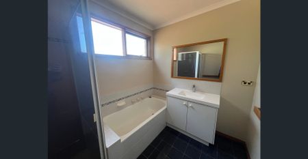 3 Bedroom Townhouse In A Prime Location! - Photo 3