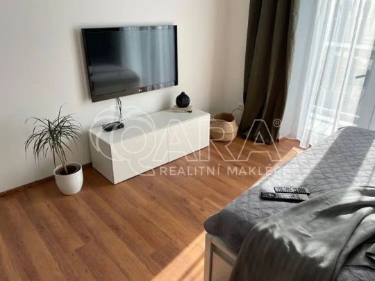 Pronájem moderního bytu 1+kk s balkonem a sklepem, Praha 7 Holešovice - Photo 1