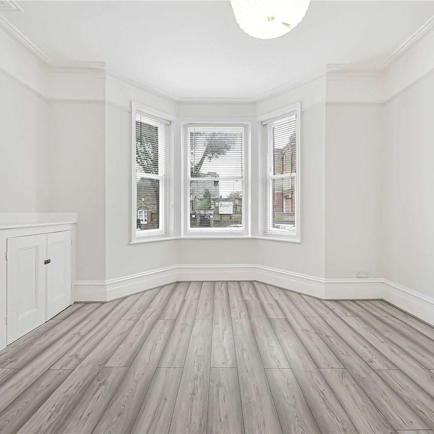 A bright two bedroom apartment to rent on Essendine Road located on the raised ground floor. - Photo 1