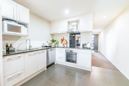 Immaculate 3 bedroom townhouse with garage! - Photo 3