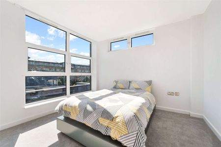 Ideally situated on the southern tip of the Isle of Dogs, this neutrally presented two bedroom flat offers naturally light and generous living space. - Photo 4