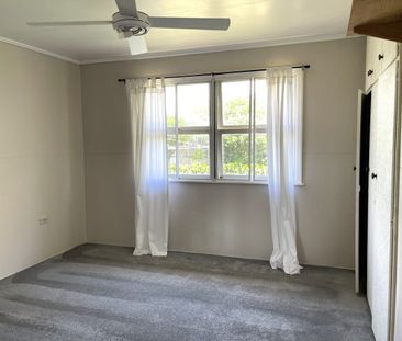 COMFORTABLE 3 BEDROOM PROPERTY WITH OPEN-PLAN LIVING - Photo 2