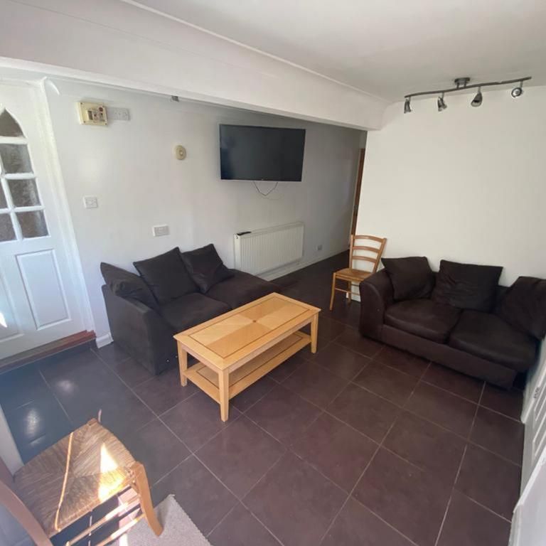 1 bedroom in a house share to rent - Photo 1