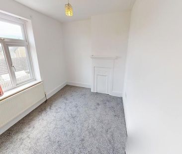 3 bedroom end of terrace house to rent - Photo 2