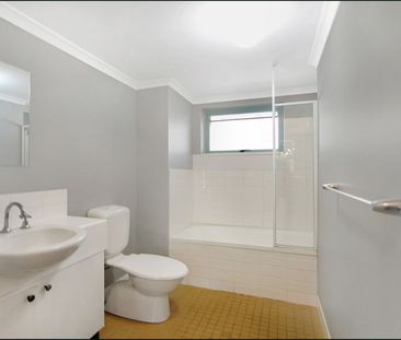 Modern Studio Living - Steps from RPA & Sydney Uni - Photo 4