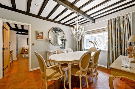 A beautifully presented and furnished three bedroom cottage in an idyllic location in the Heart of Eton. - Photo 3