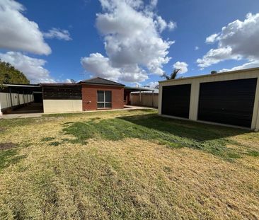 Huge Family Home - Photo 5