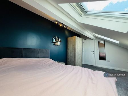 1 bedroom in a house share to rent - Photo 3