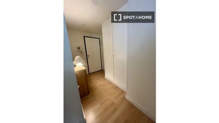 1 room luxury Flat for rent in Valencia - Photo 2