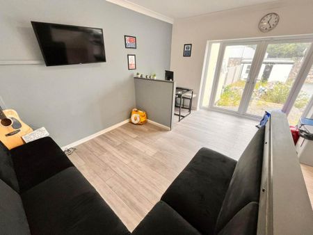 1 bedroom in a house share to rent - Photo 3