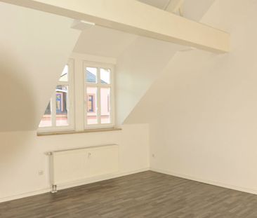 Geniale Dachgeschoss-Wohnung, zentrumsnah, mit Einbauküche und Balkon! - Photo 2