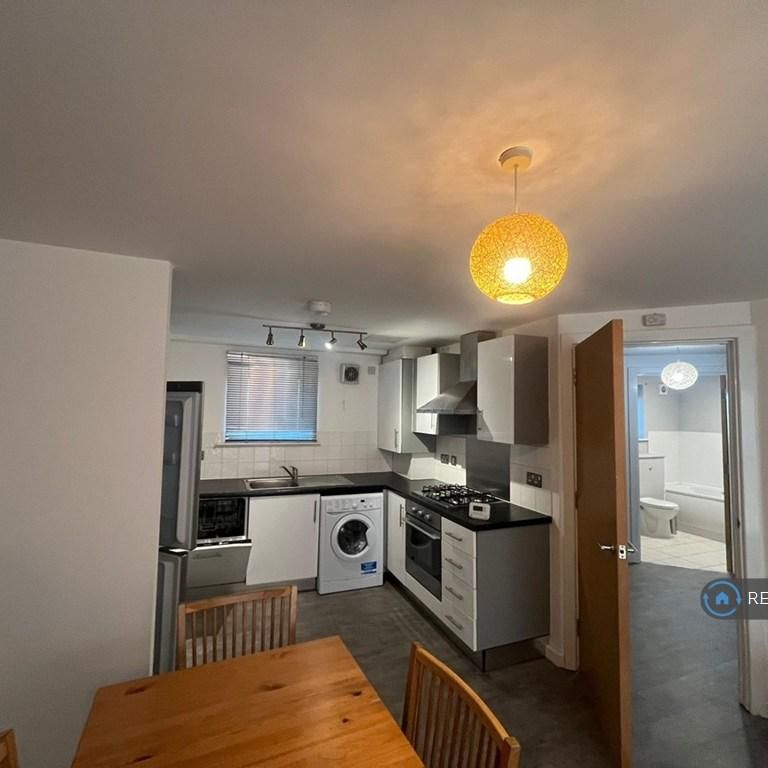 2 bedroom flat to rent - Photo 1